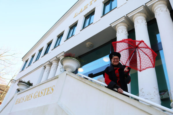 Frau Schatzberg vorm Haus Laetitia © Tourismus GmbH