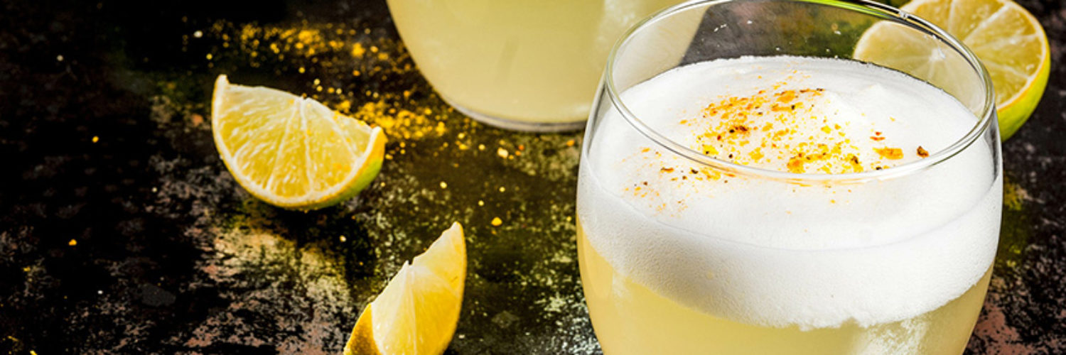 Chilean traditional liqueur pisco sour © Adobe Stock