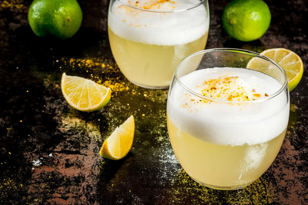 Chilean traditional liqueur pisco sour © Adobe Stock