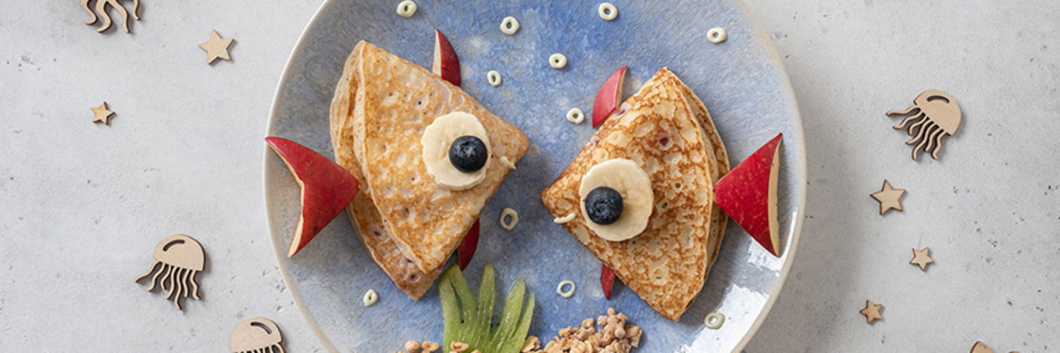 Cute crab and lobster croissants with fruit for kids breakfast © Adobe Stock