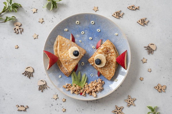Cute crab and lobster croissants with fruit for kids breakfast © Adobe Stock