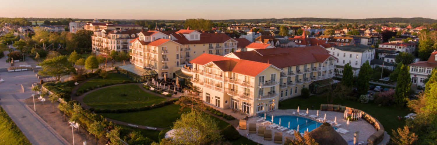 travel-charme-ostseehotel-kuehlungsborn-drohnenansicht-morgens (2)