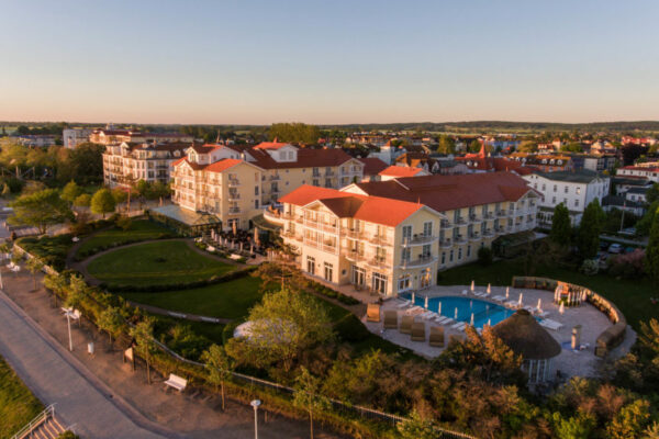 travel-charme-ostseehotel-kuehlungsborn-drohnenansicht-morgens (2)