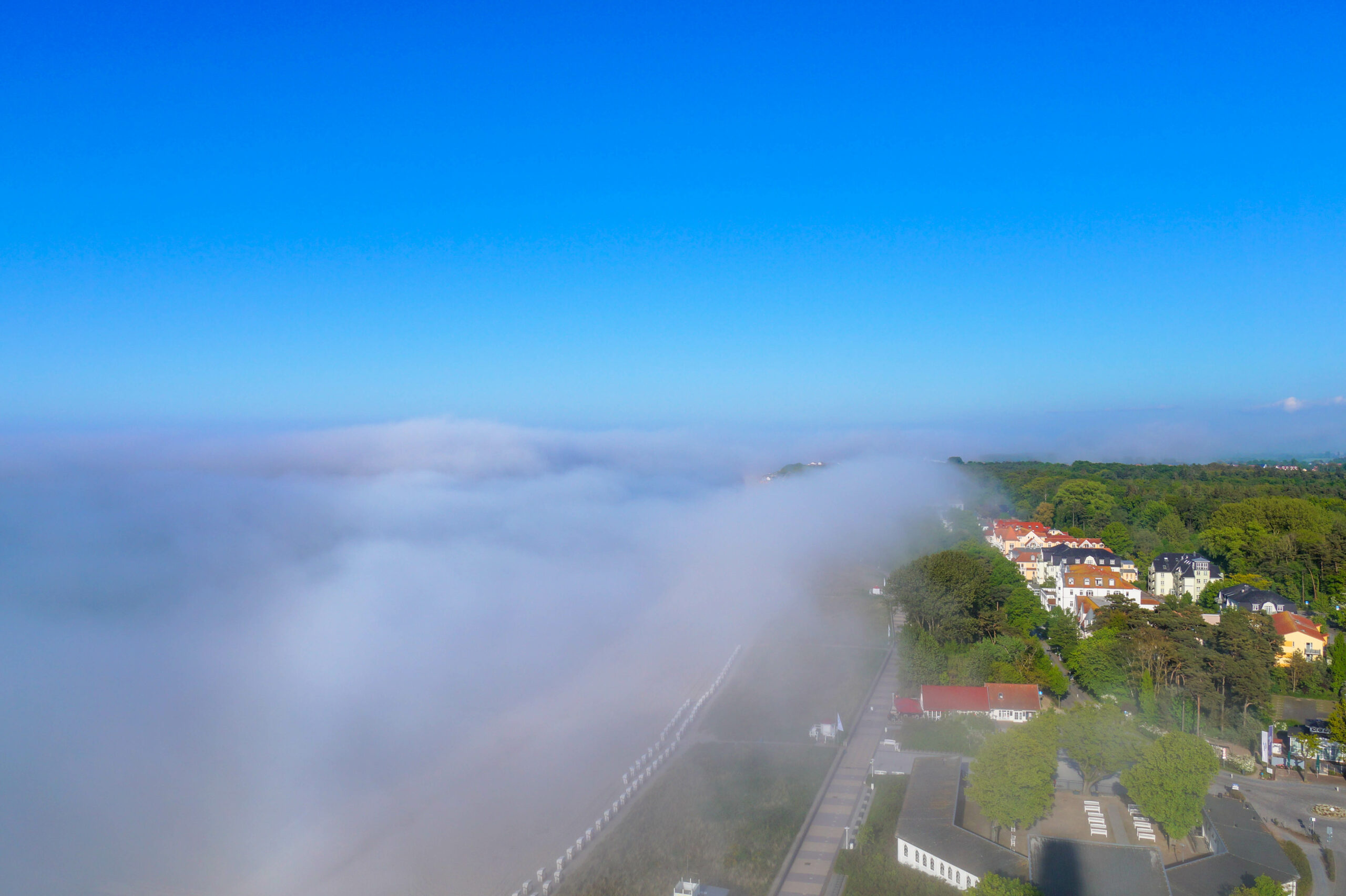 Sanft verhüllt von der Magie des Seenebels